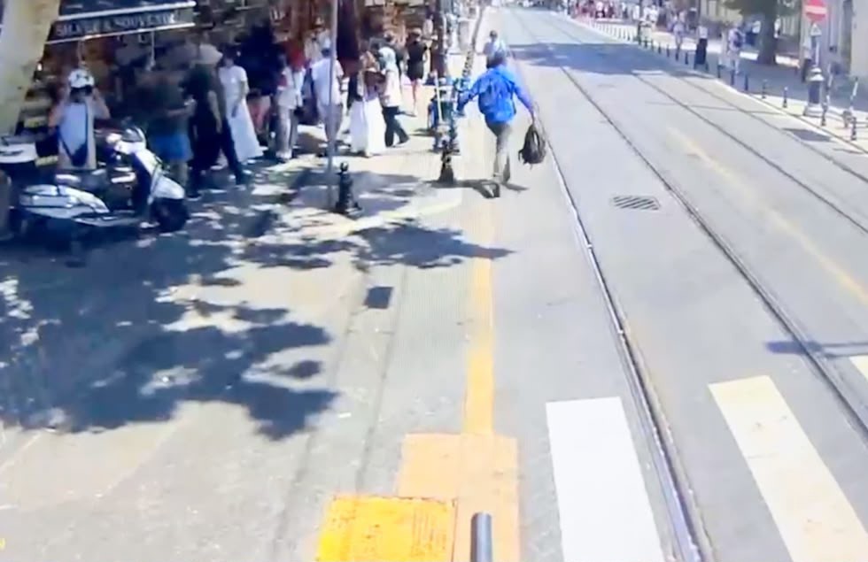 Camide namaz kılan şahsın içerisinde 450 bin TL bulunan çantasını çalan şüpheli yakalandı