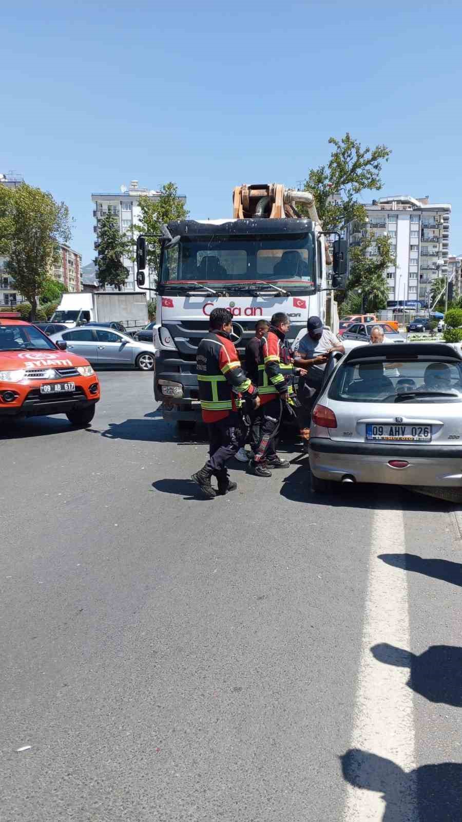 Beton mikseri ile otomobil çarpıştı: 2 yaralı