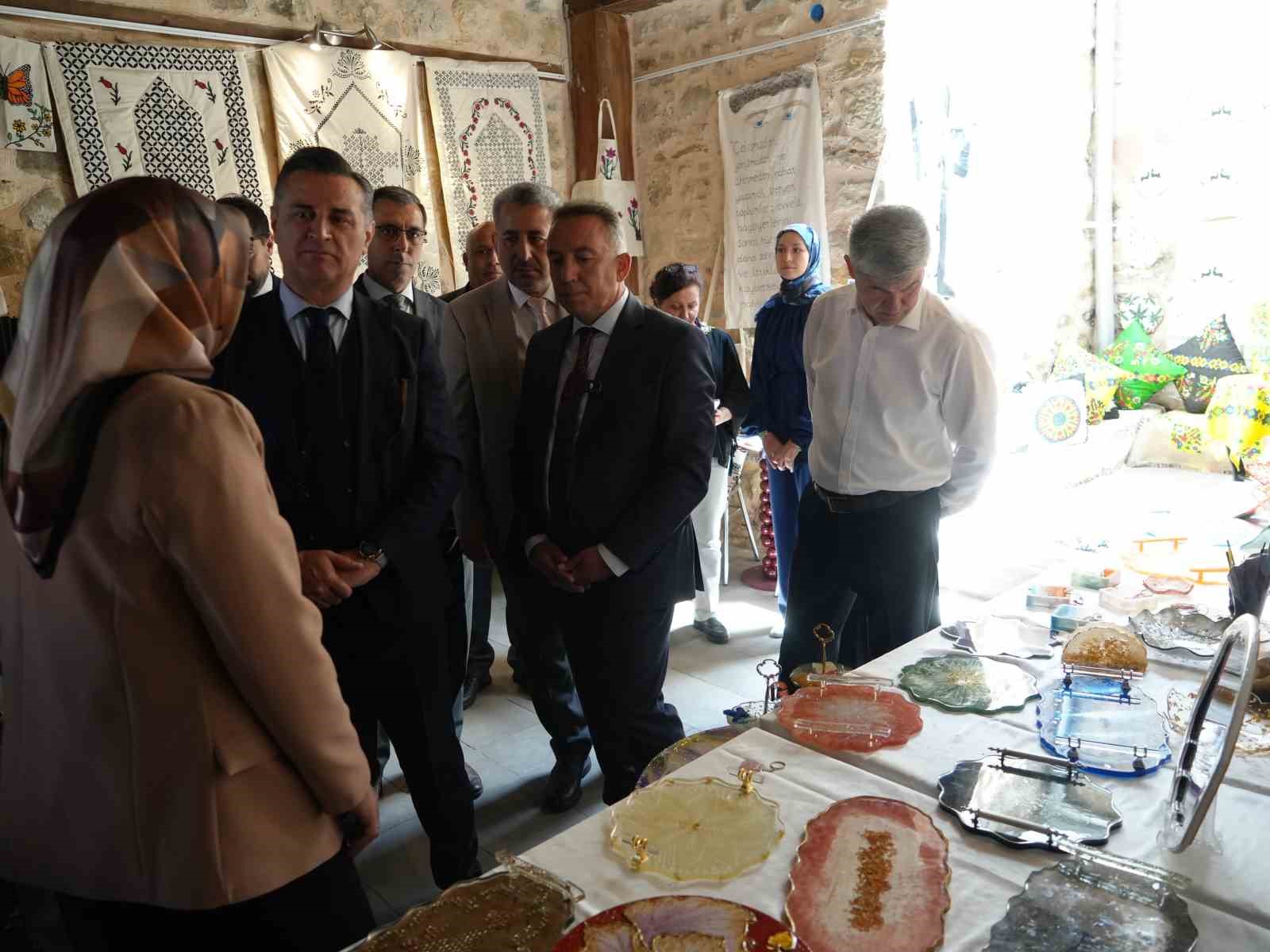 Kaldıkları yurtlarda yıl boyunca eğitim alan öğrencilerin eserleri görücüye çıktı
