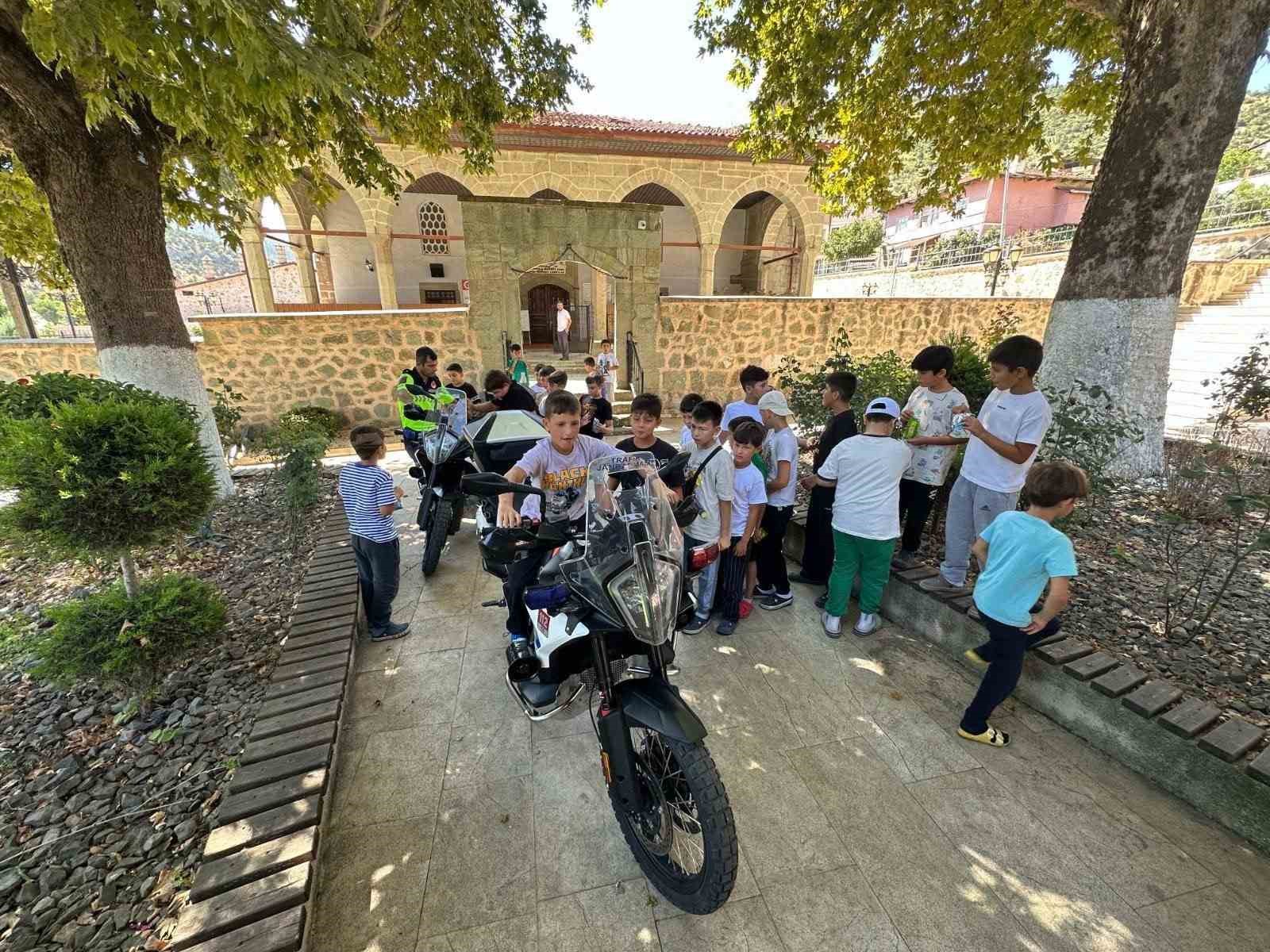 Jandarmadan 61 öğrenciye trafik eğitimi