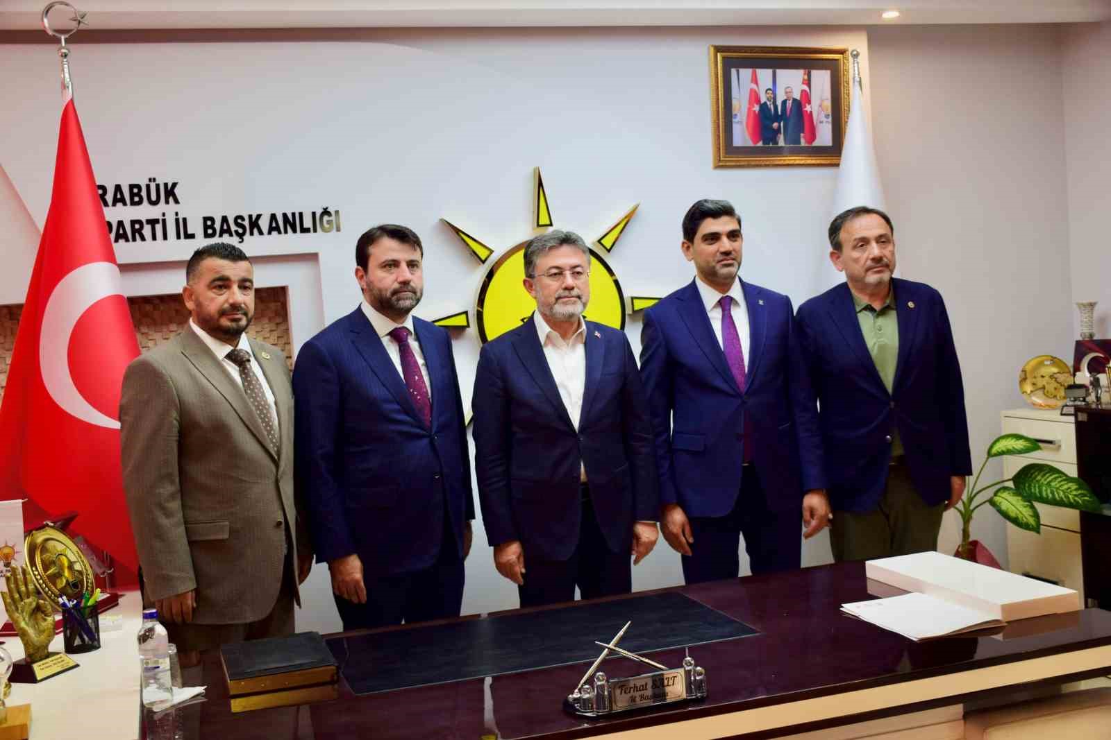 Bakan Yumaklı, AK Parti Karab&uuml;k teşkilatını ziyaret etti