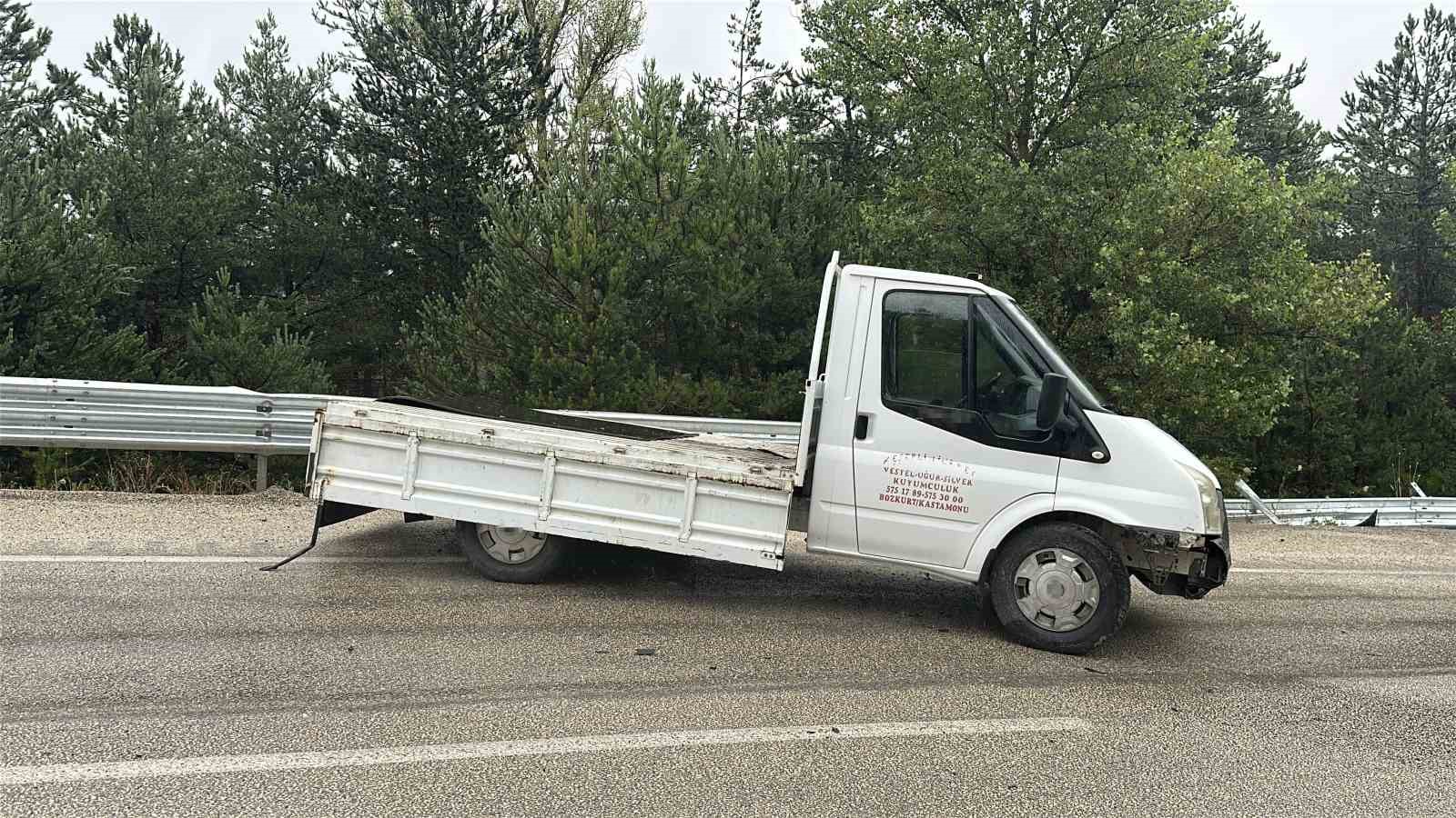 Kastamonu&rsquo;da kamyonet bariyerlere &ccedil;arptı: Etrafa sa&ccedil;ılan kovandaki arılar telef oldu