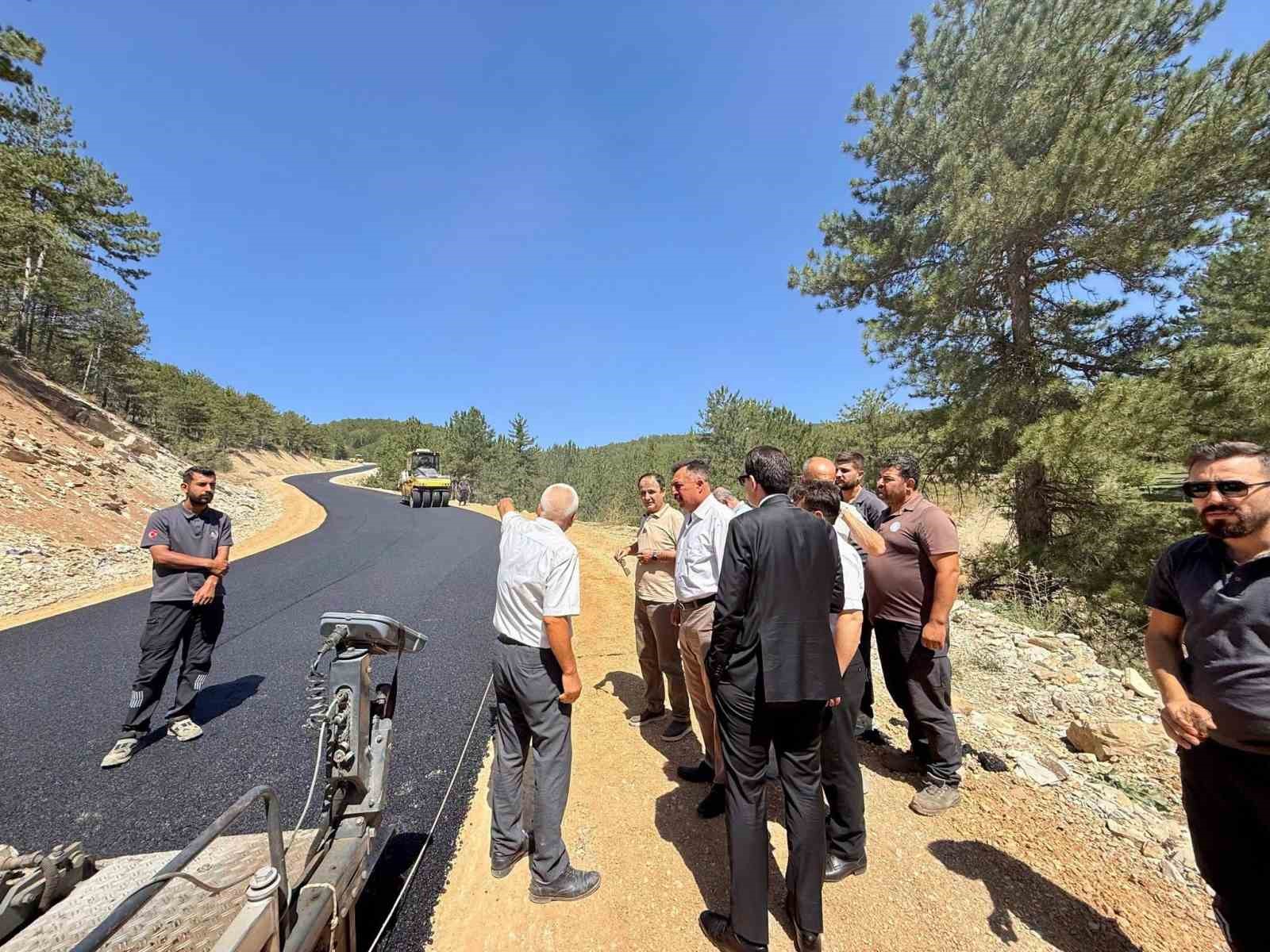 Hisarcık Kızılçukur-Alınören yolunda sıcak asfalt çalışması sürüyor