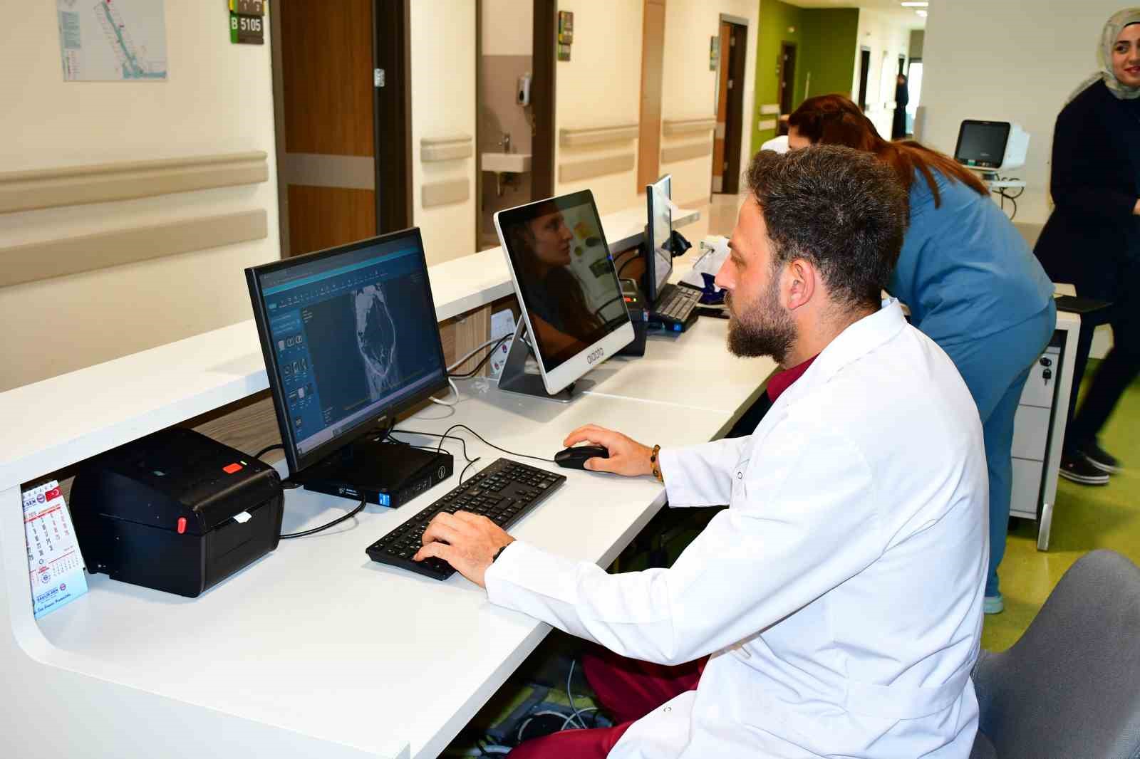 Karnından 20 kiloluk tümör çıkarılan hasta sağlığına kavuştu