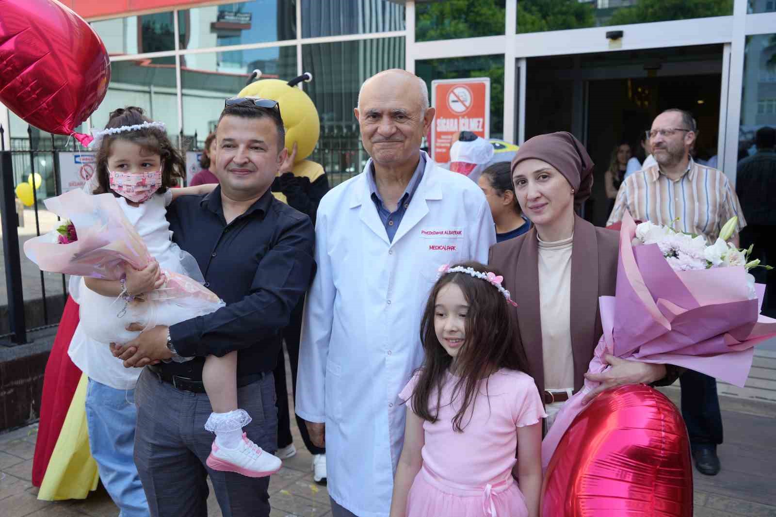 Minik Berra doğum g&uuml;n&uuml;nde l&ouml;semiyi yendi, hastaneden bando ile uğurlandı