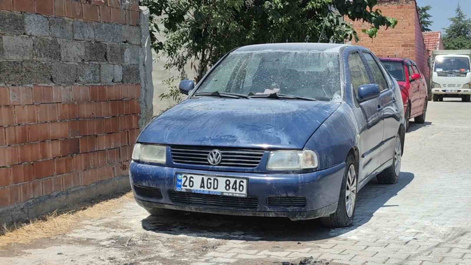 Otomobilin elektrik aksamından çıkan yangın aracı kullanılamaz hale getirdi