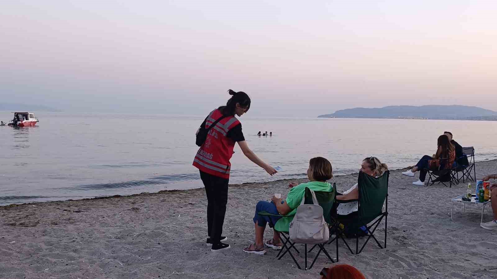 Kadın polislerden huzur mesaisi: Sahilde broşür dağıttılar