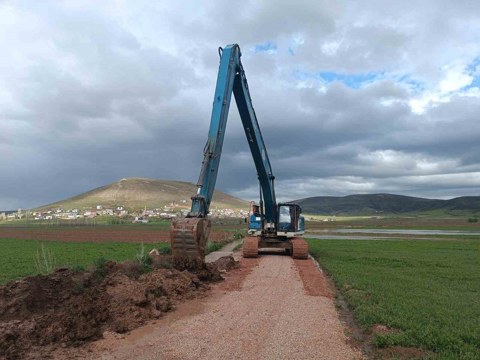 Demir&ouml;z&uuml;&rsquo;nde debisi y&uuml;kselen derelerde &ccedil;alışma başlatıldı