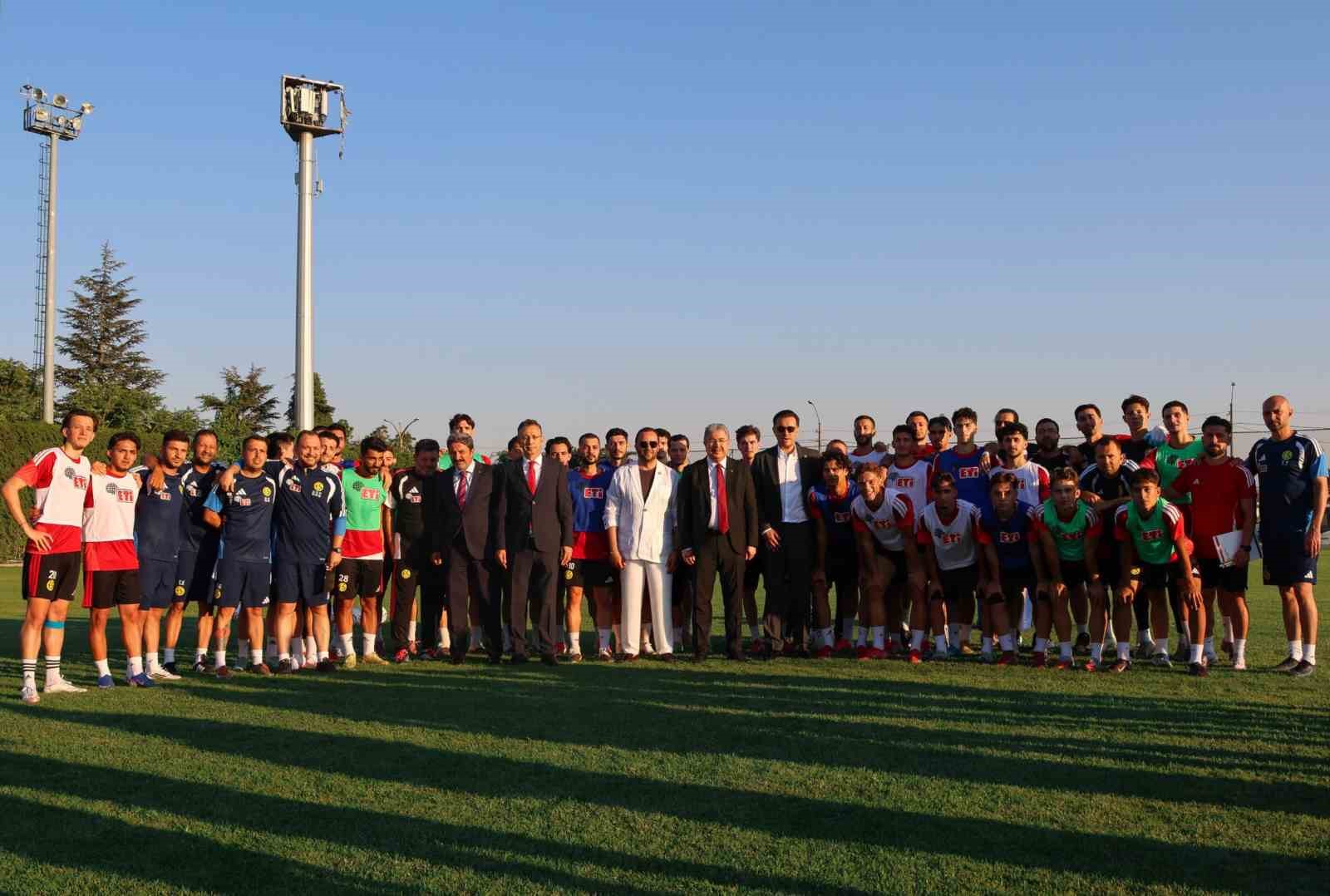 Vali Yılmaz ve Milletvekili Hatipoğlu, Eskişehirspor’u ziyaret etti