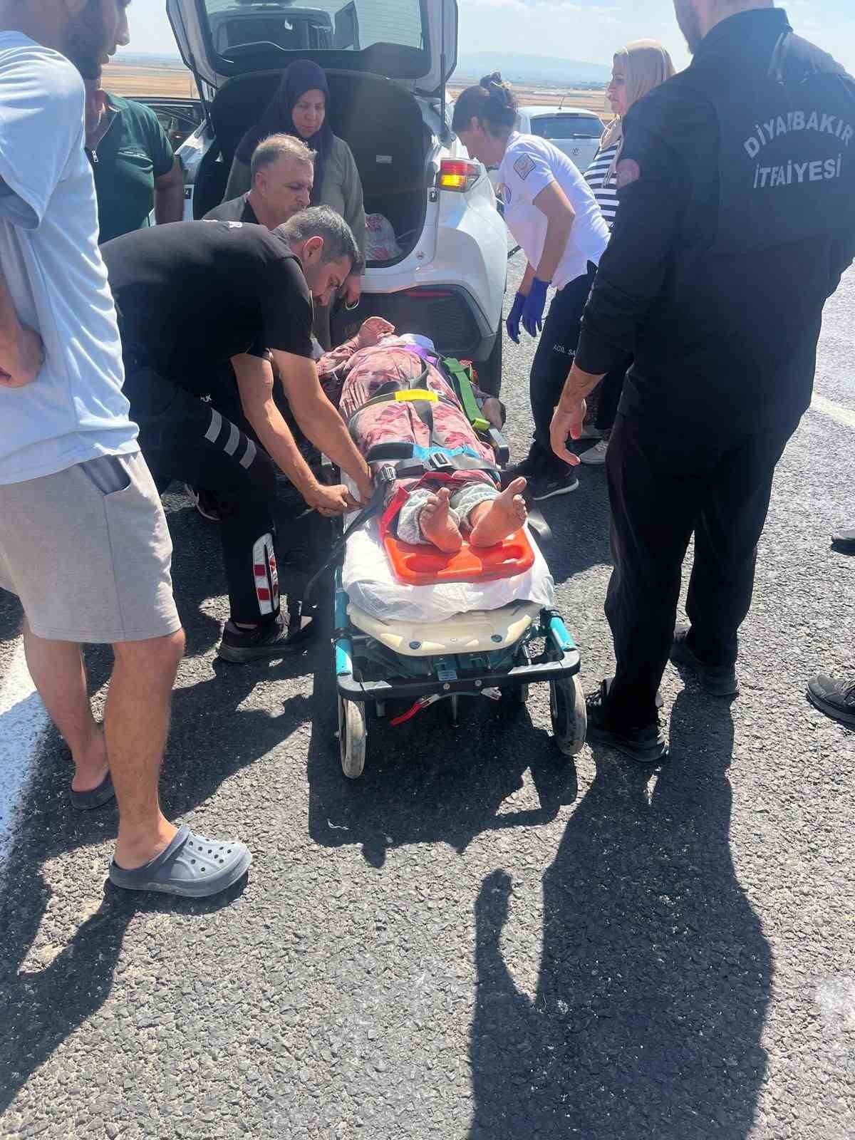 Diyarbakır&rsquo;da otomobil ile trakt&ouml;r &ccedil;arpıştı: 4 yaralı