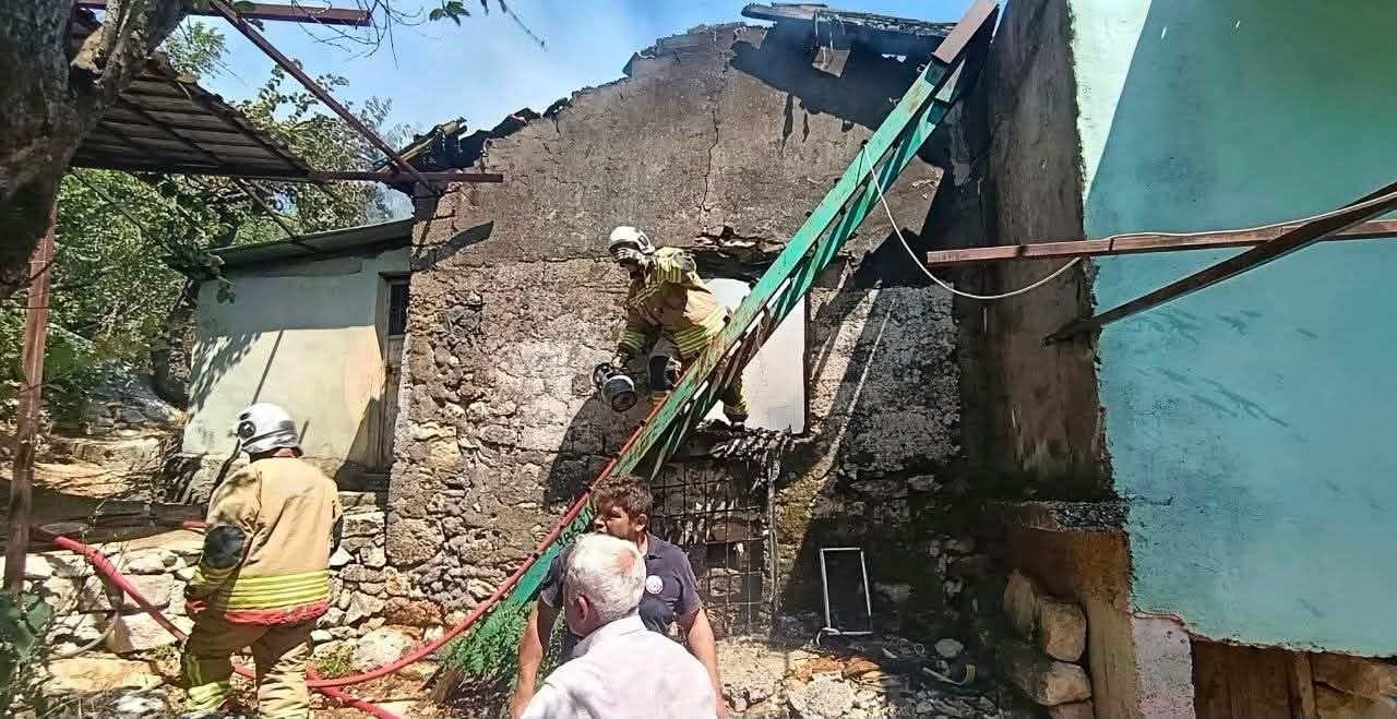 Yayladağı’nda müstakil ev yandı
