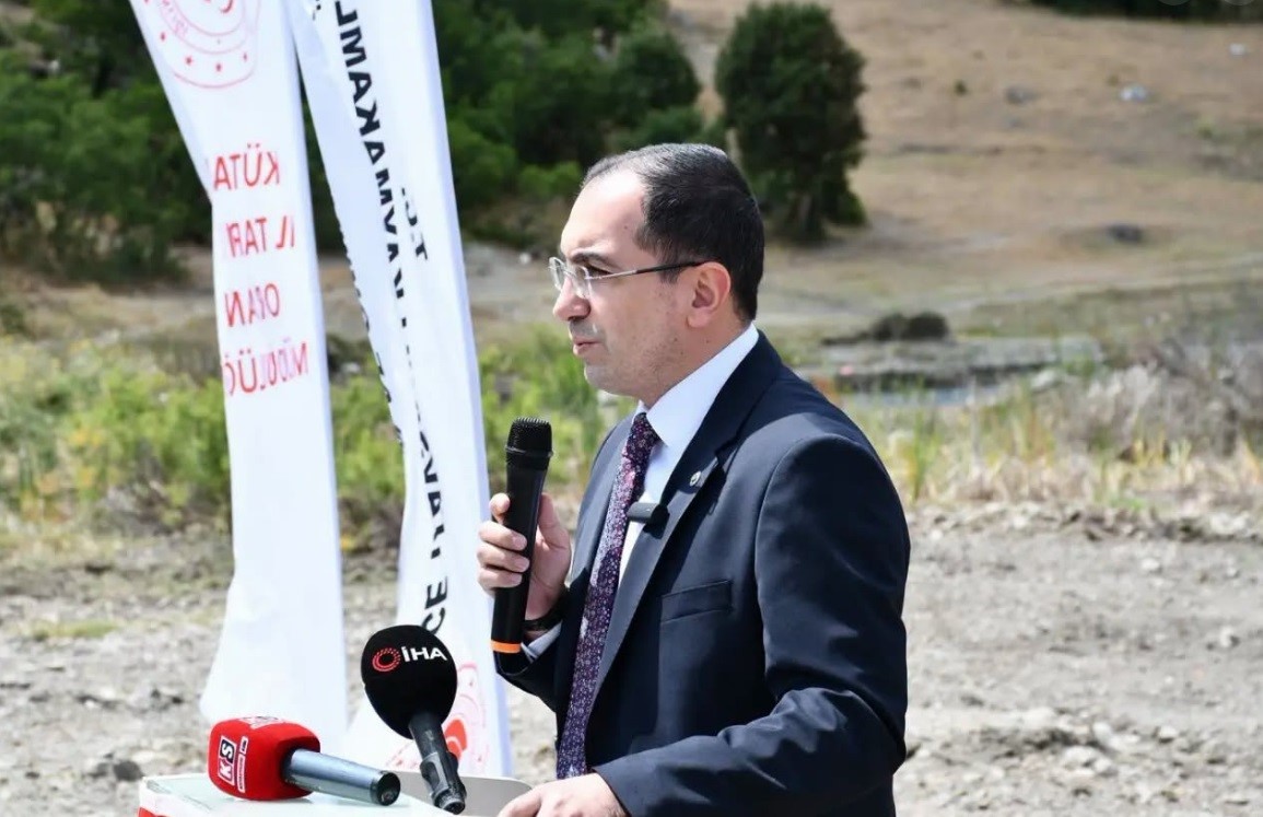 Tavşanlı g&ouml;letlerine 123 bin yavru sazan bırakıldı
