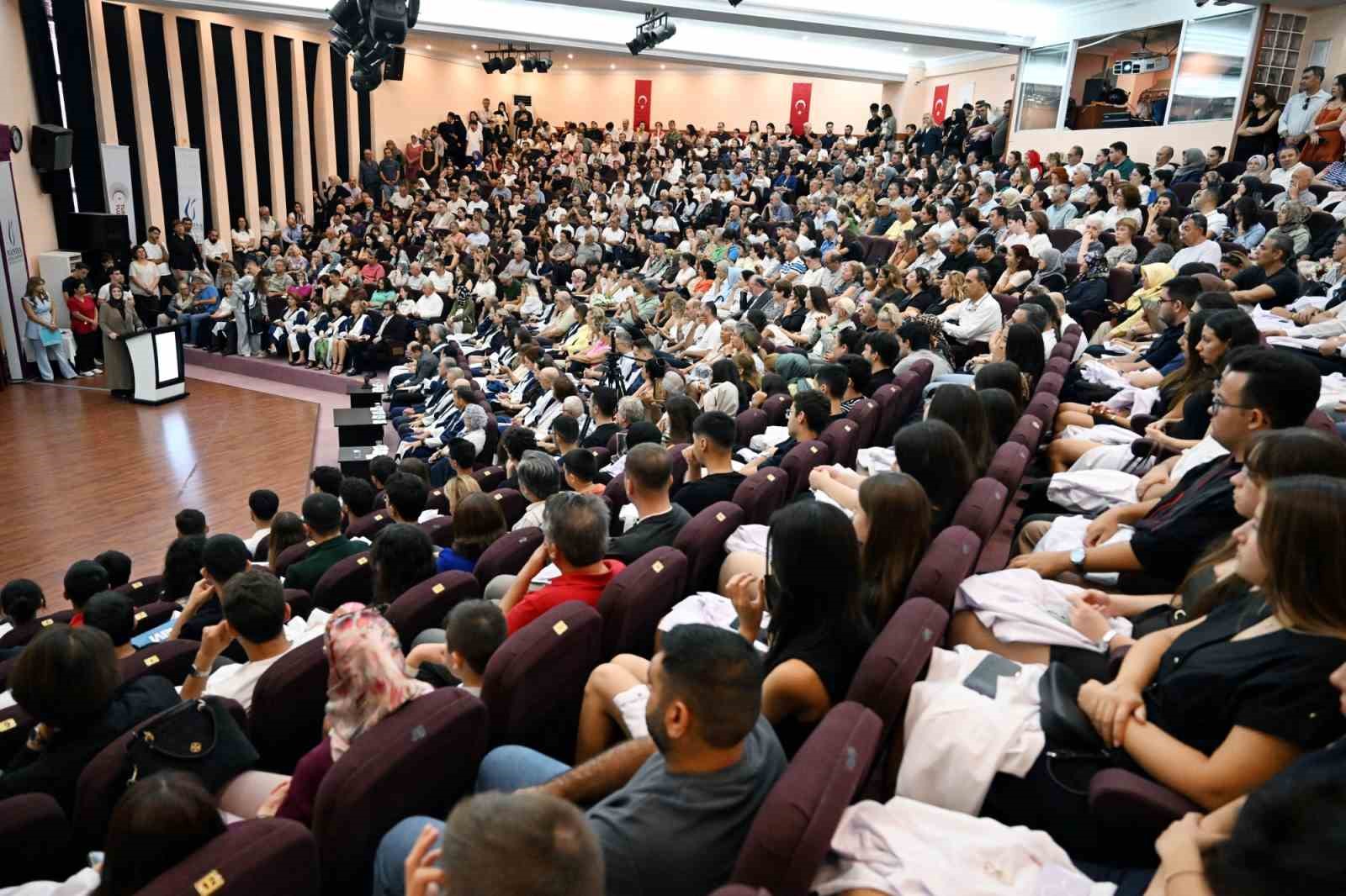 Manisa CB&Uuml; Tıp Fak&uuml;ltesinde beyaz &ouml;nl&uuml;k heyecanı