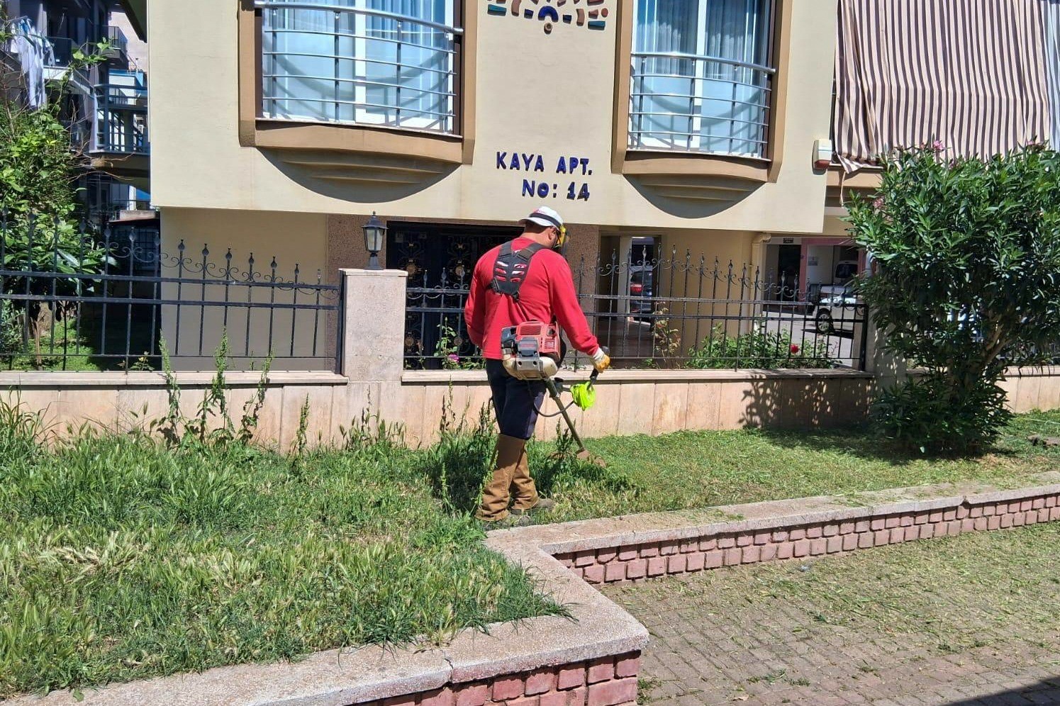 Efeler&rsquo;in park ve yeşil alanlarında d&uuml;zenleme &ccedil;alışmaları s&uuml;r&uuml;yor
