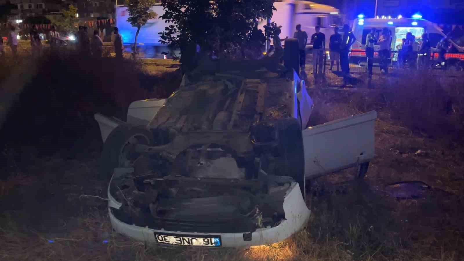 Direksiyon hakimiyetini kaybeden otomobil tarlaya u&ccedil;tu: 5 yaralı
