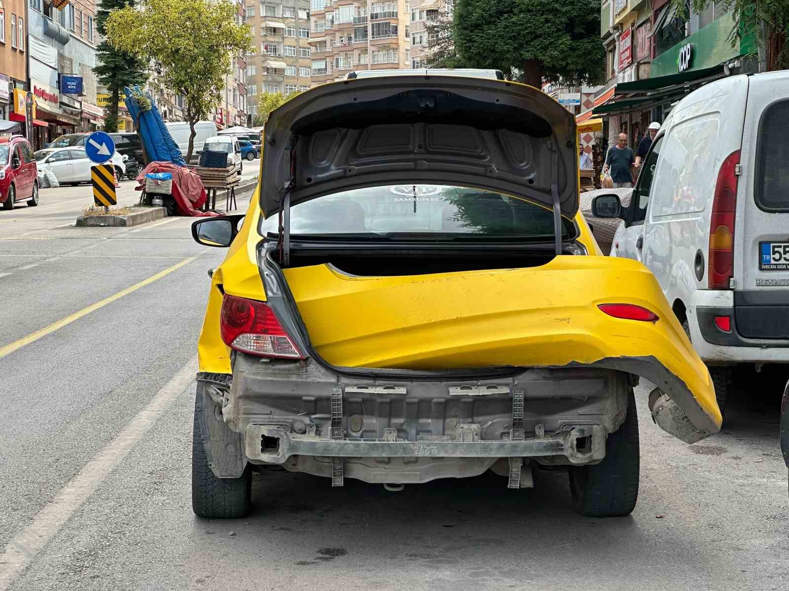 Samsun’da motosiklet ile ticari taksi çarpıştı
