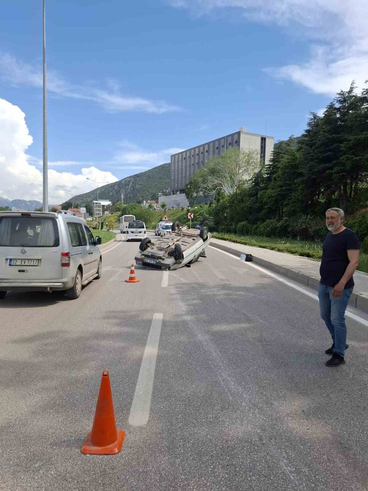 Eğirdir’de takla atan otomobilin sürücüsü yaralandı