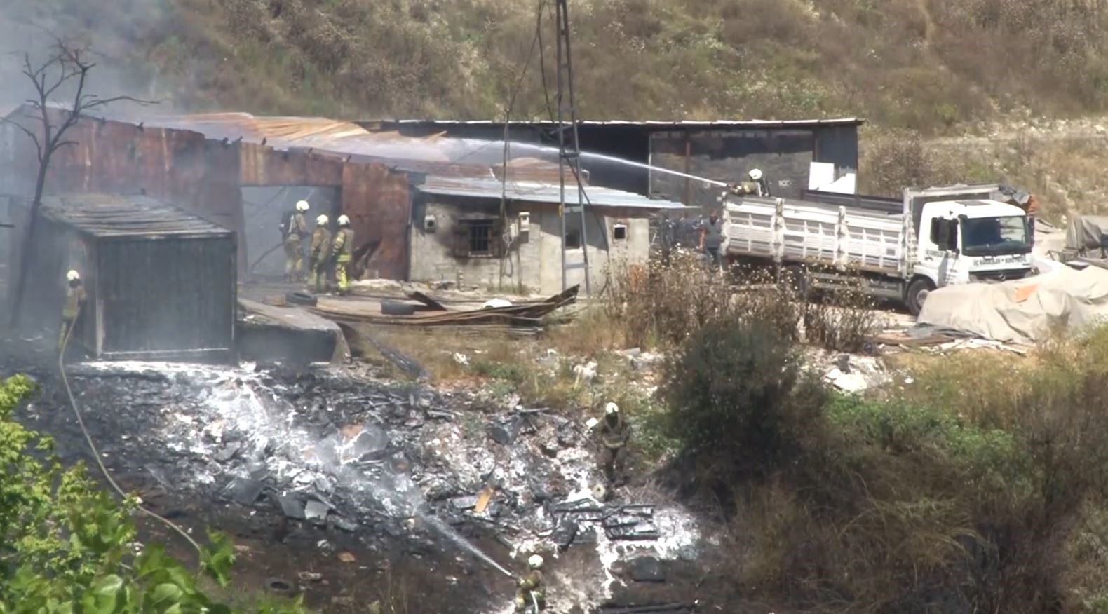 Sultangazi’de 2 hafta önce yanan plastik eşya deposundan yeniden alevler yükseldi