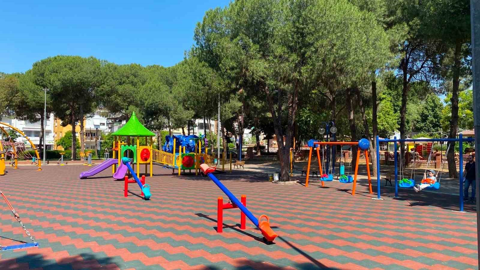 Aydın Büyükşehir’den Nazilli Atatürk Parkı’nda çevre düzenlemesi
