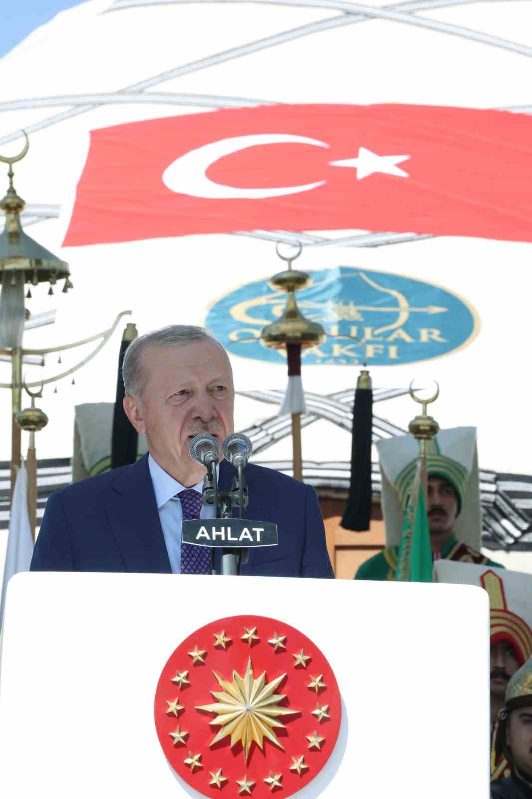 Cumhurbaşkanı Erdoğan: "T&uuml;rkler, K&uuml;rtler, Araplar olarak kardeş&ccedil;e kucaklaşmamızı engelleyemezsiniz"