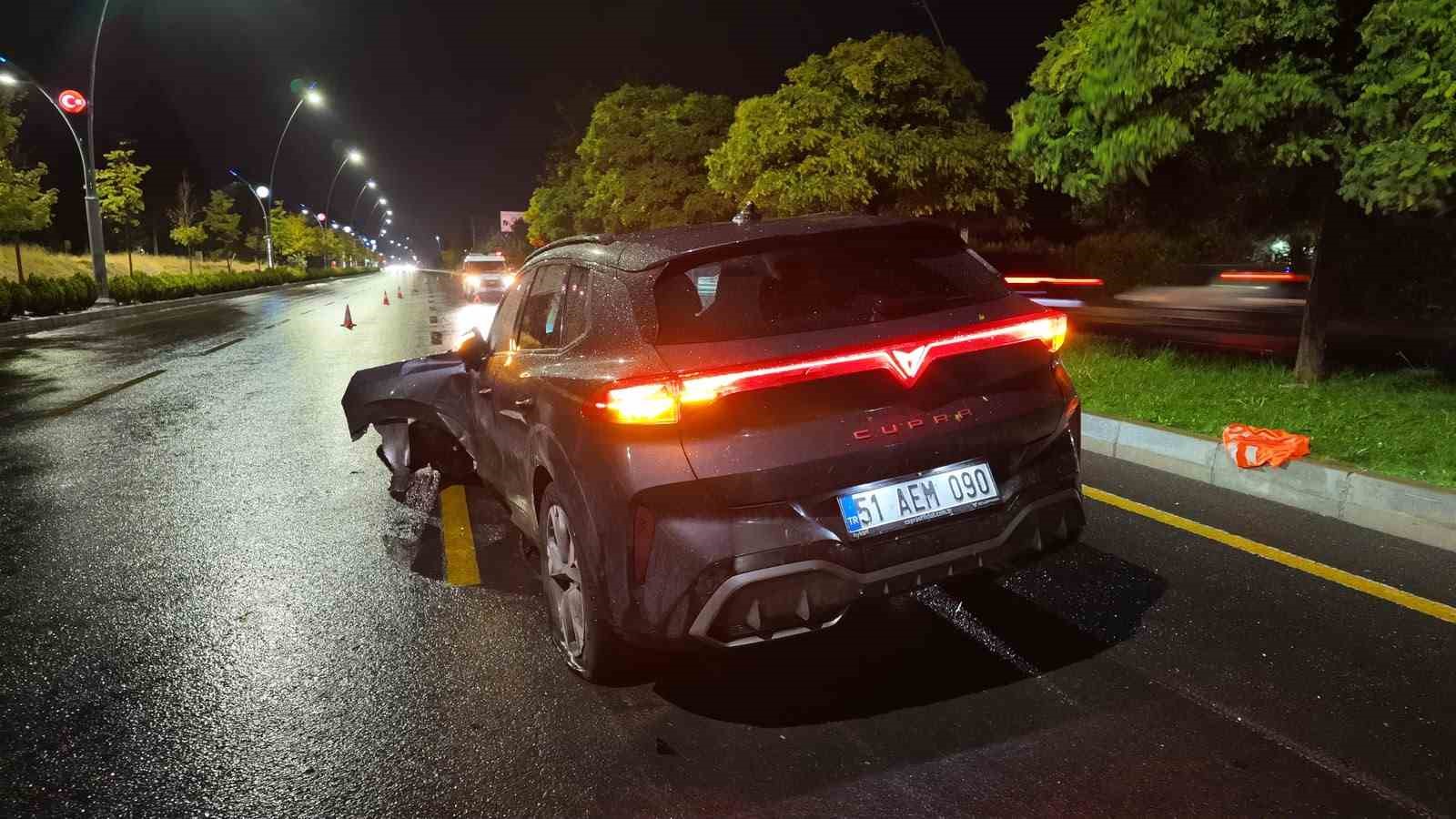 Niğde&rsquo;de ref&uuml;je &ccedil;ıkarak, ağaca &ccedil;arpan SUV ara&ccedil; kullanılamaz hale geldi
