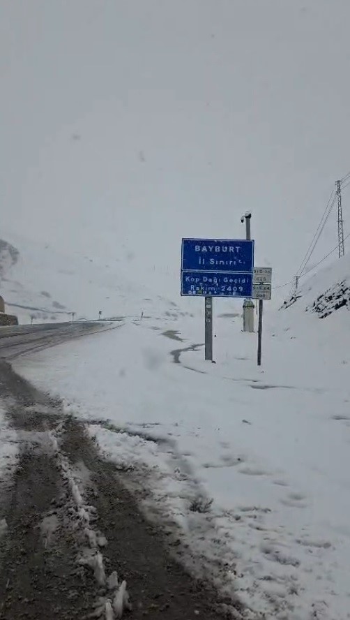 Mayıs ortasında Bayburt’un Kop Dağı’na kar yağdı