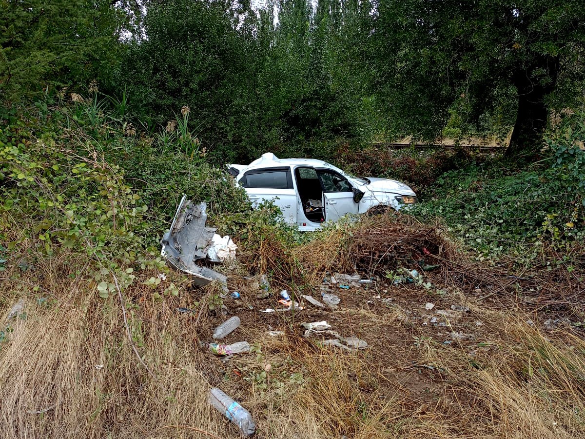 Uşak’ta kamyonet yol kenarından duran otomobile ve dışındaki abi kardeşe çarptı: 3 ağır yaralı