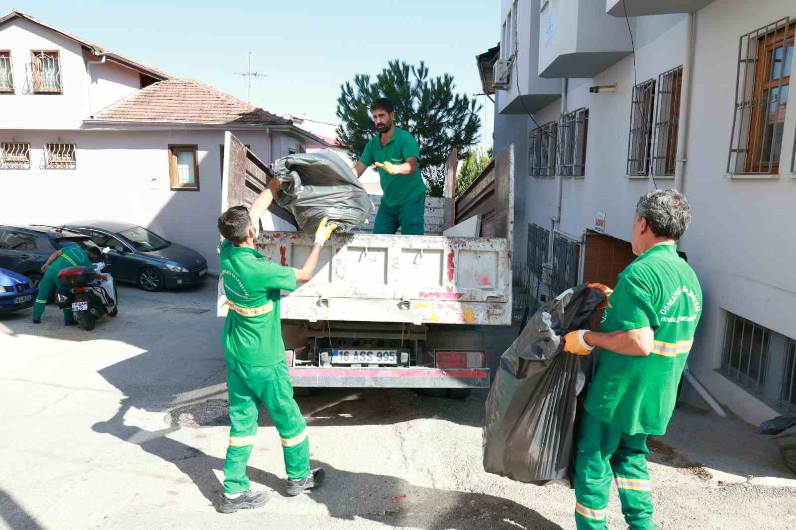 Osmangazi’de kötü koku yayan çöp ev temizlendi