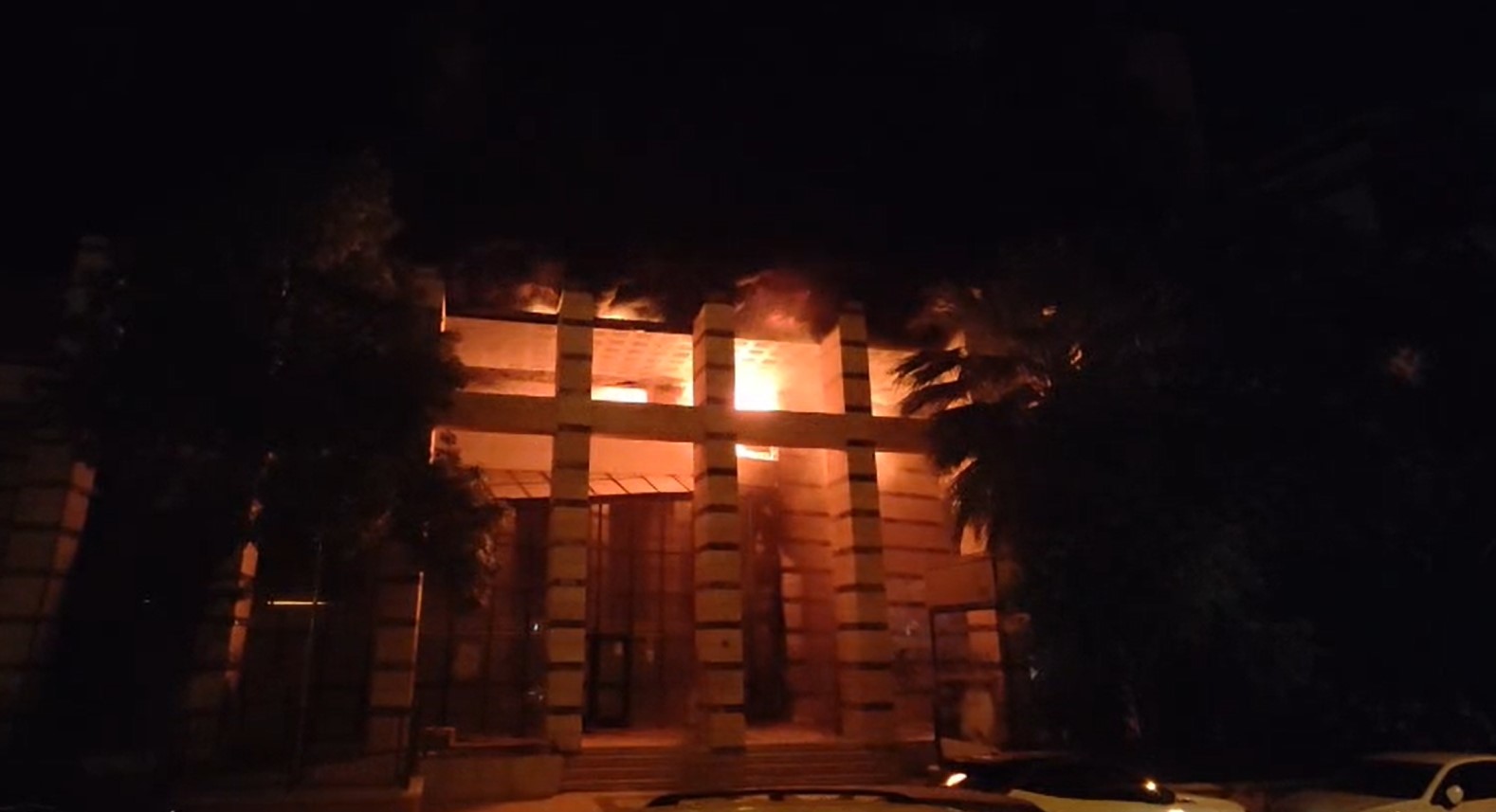 Kuşadası’nda eski PTT binasında yangın