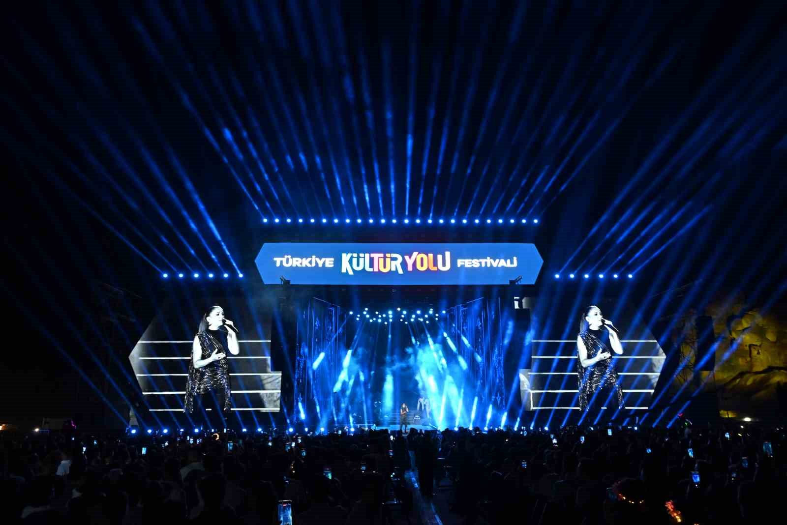 Nevşehir Kültür Yolu Festivali’nde Merve Özbey rüzgarı