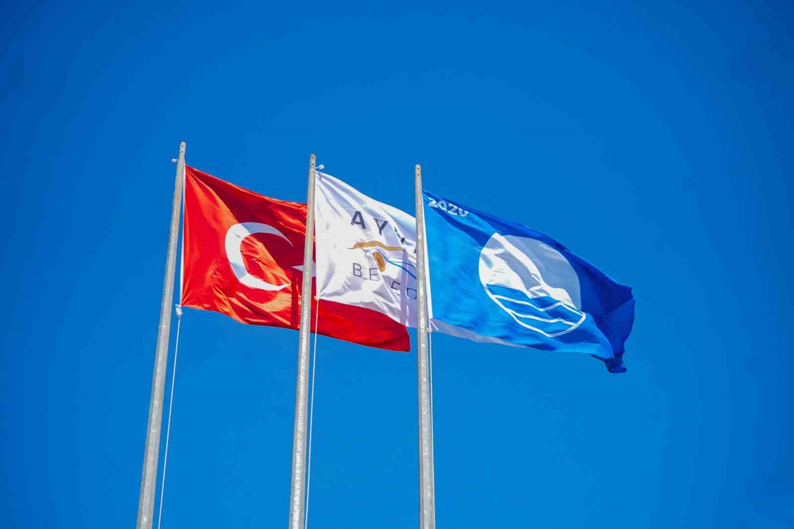Ayvalık Belediyesi plajlarında Mavi Bayraklar göndere çekildi