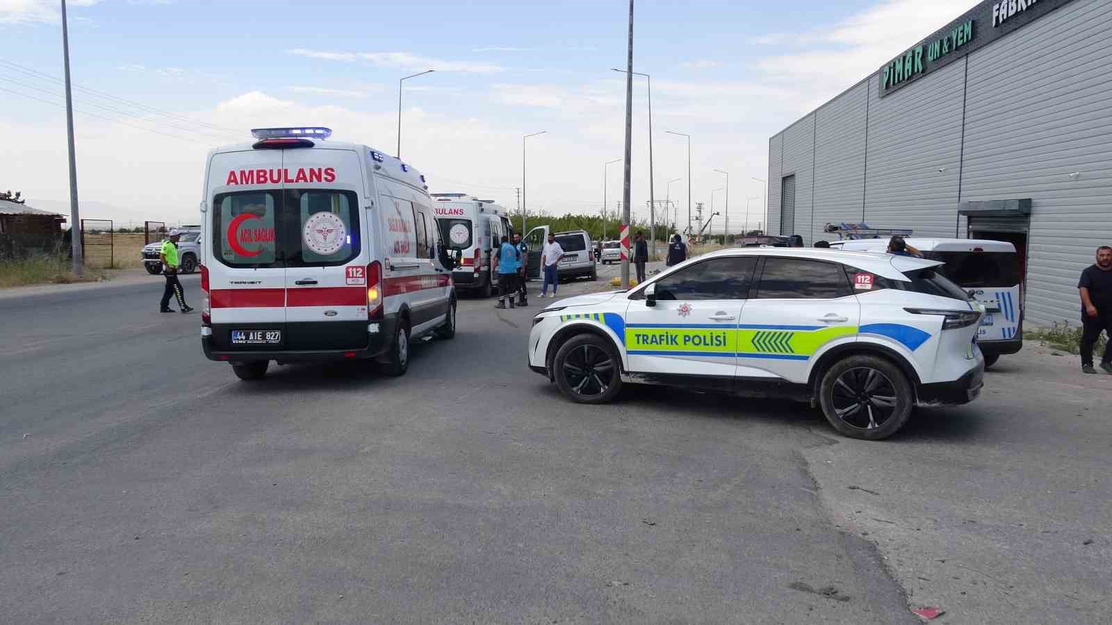 Malatya’da iki hafif ticari aracın çarpıştığı kazada 8 kişi yaralandı