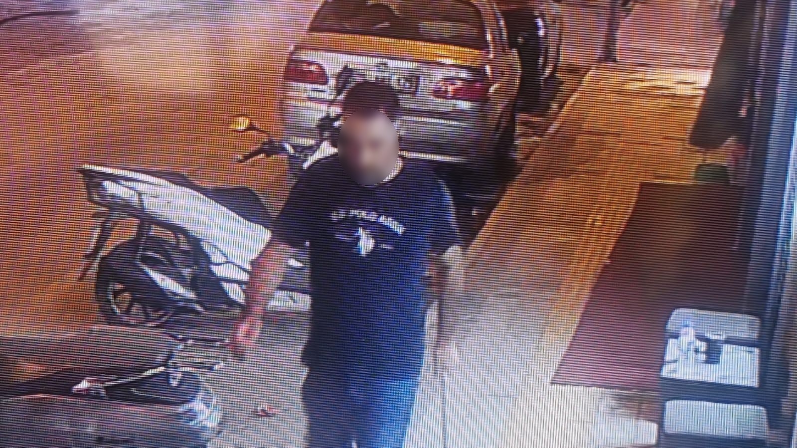 Sopayla öldüresiye dövdü, ilginç saldırı kameralara yansıdı