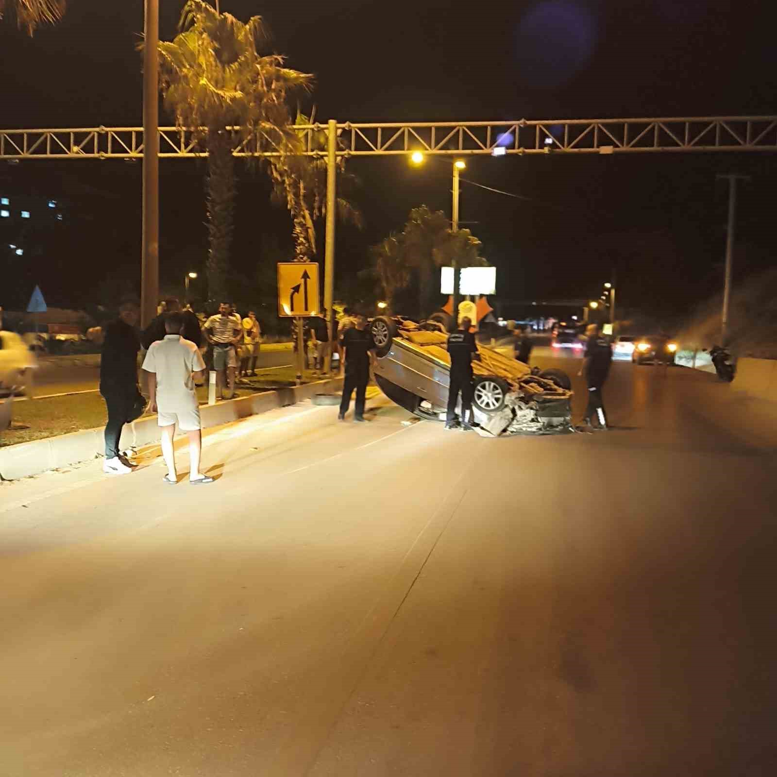 Önündeki motosiklete çarpmamak için direksiyonu kırdı, takla attı