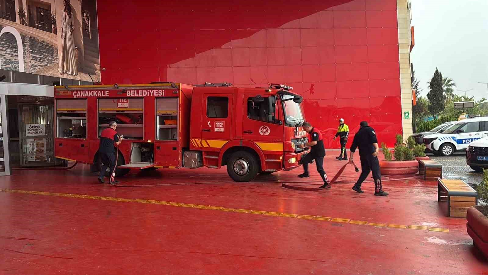 Çanakkale’de 17 Burda AVM’deki bir elektronik mağazasında yangın çıktı