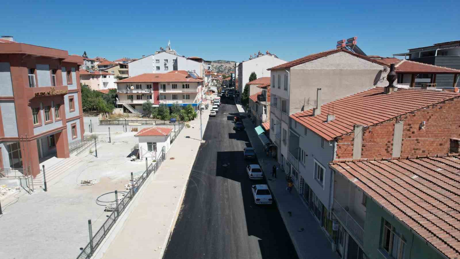Selendi Atatürk Caddesi’nde yılların yol sorunu çözülüyor