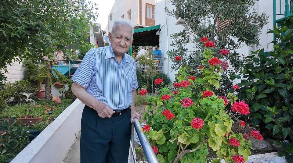 Asrı geride bıraktı, 101 yaşına komşularının alkışlarıyla girdi