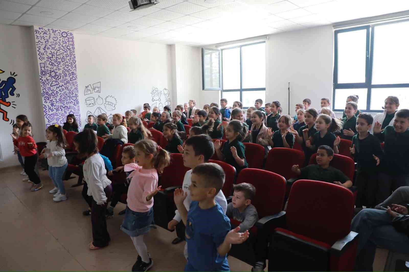 Akyazı’da 5 bin öğrenci tiyatro ile buluşuyor