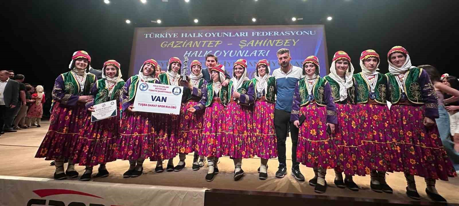 Vanlı kızlar halk oyunlarında tarih yazdı