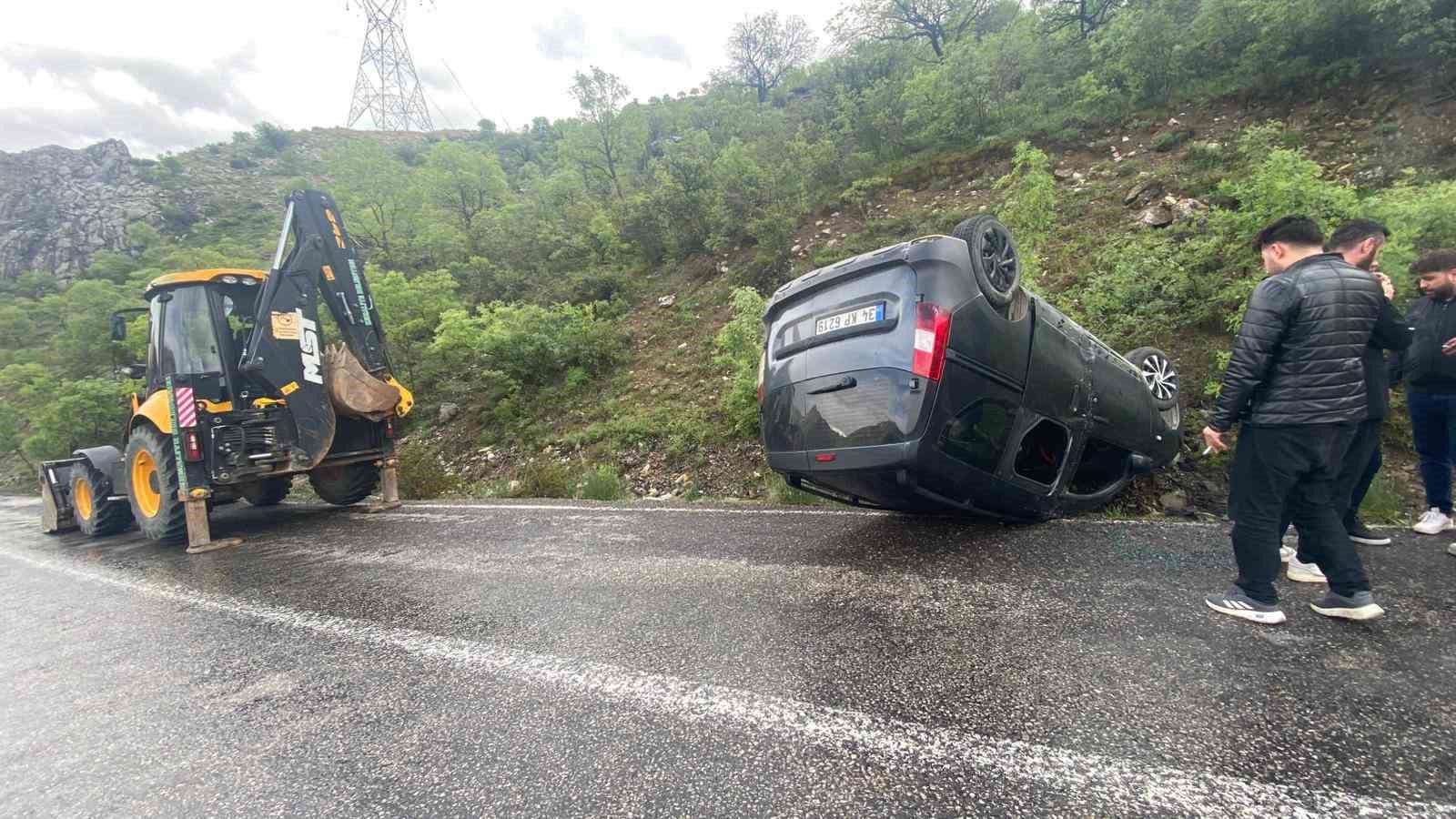 Kemaliye&rsquo;de yağış nedeniyle ara&ccedil; takla attı