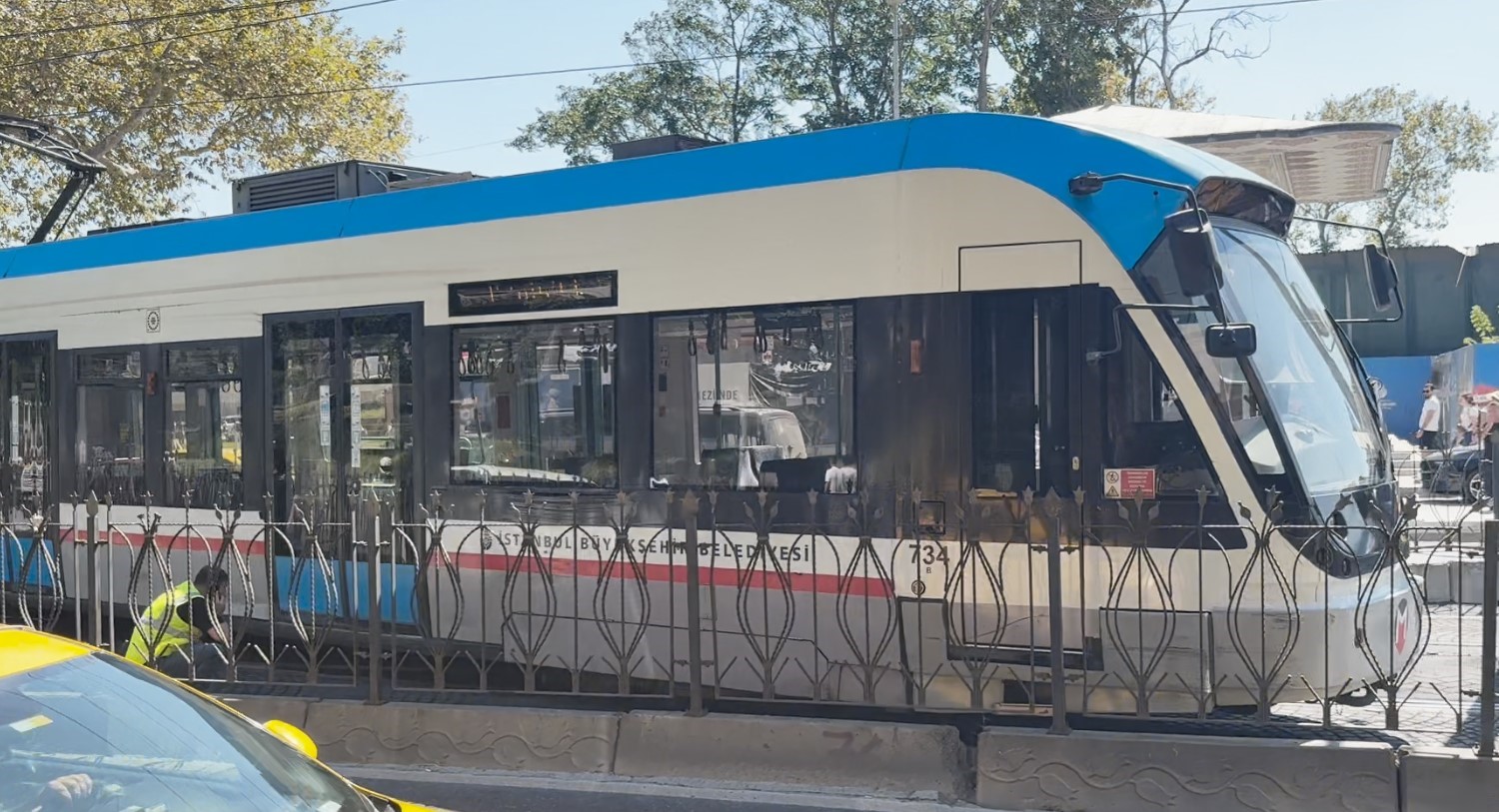 Beyoğlu’nda Tramvay raydan çıktı, yolcular tahliye edildi
