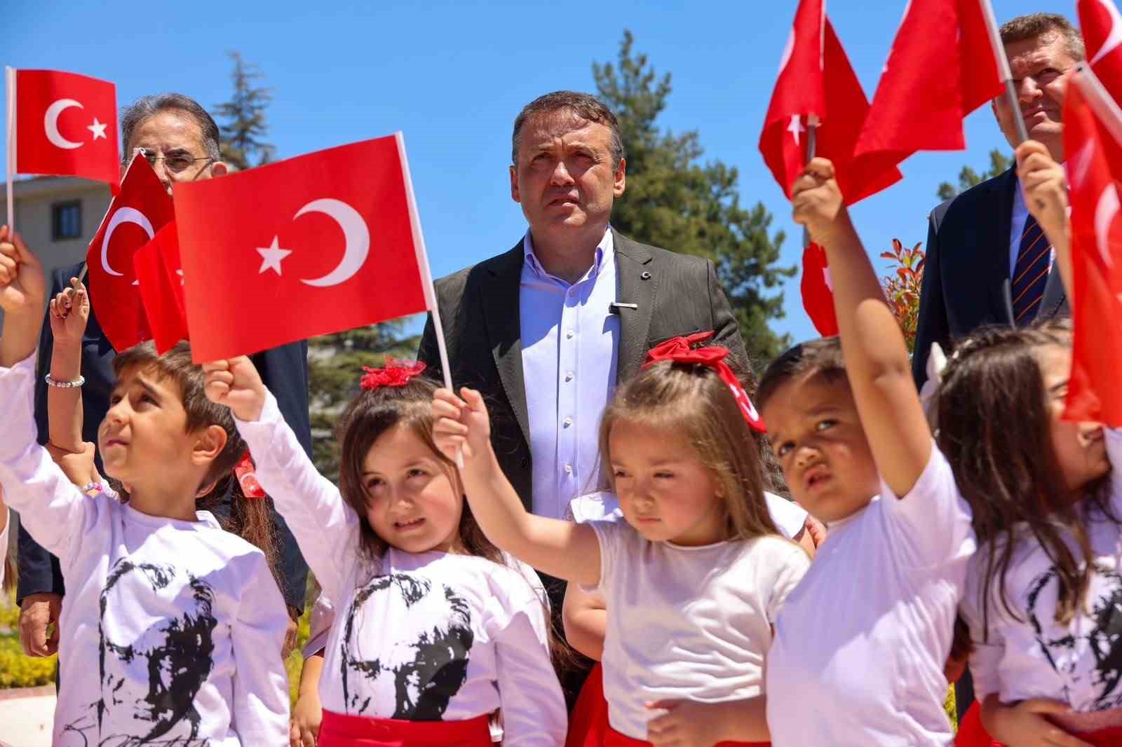 1071 &ouml;ğrencinin emeğiyle hazırlanan mozaik T&uuml;rk bayrağı a&ccedil;ıldı