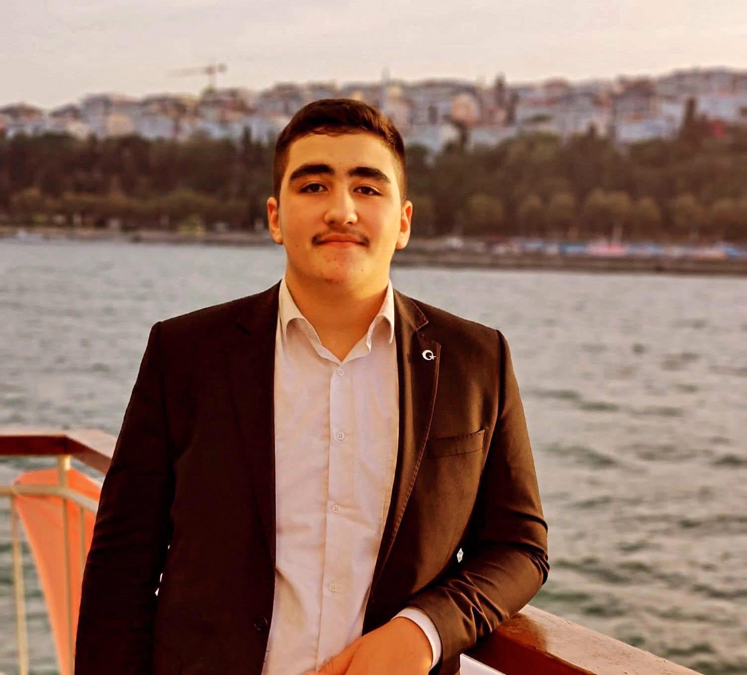 Tur otobüsü ile hafif ticari araç çarpıştı: Genç sürücü hayatını kaybetti