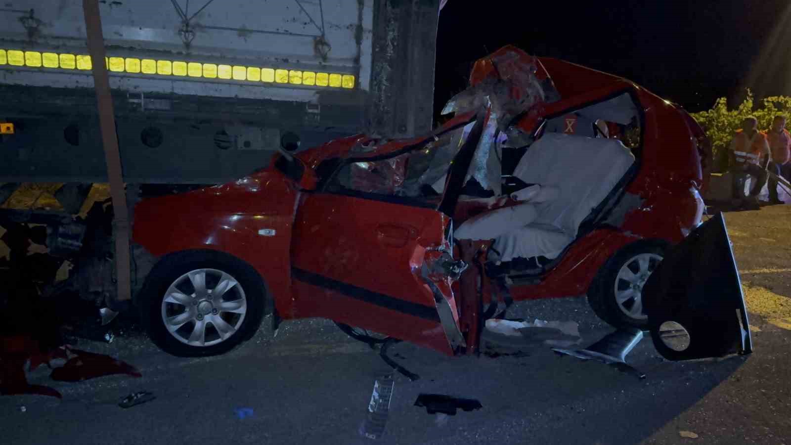 Tırın dorsesine otomobili ile &ccedil;arpan 21 yaşındaki s&uuml;r&uuml;c&uuml; yaşam savaşını kaybetti