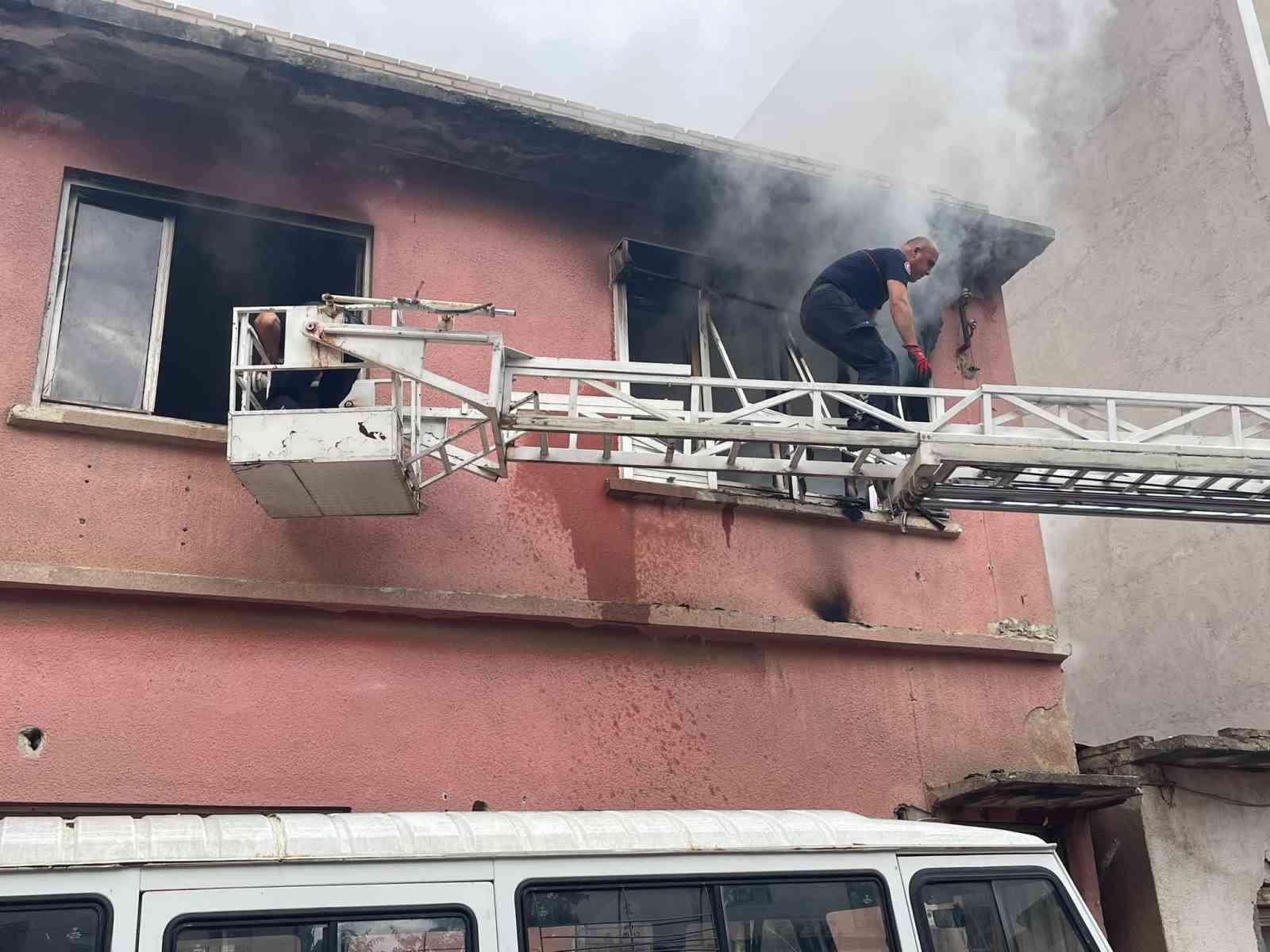 İki katlı müstakil evde çıkan yangın korkuttu