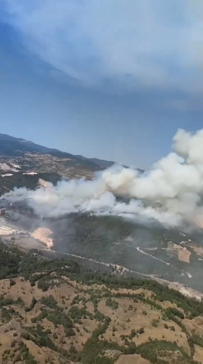 Sındırgı&rsquo;daki yangına 6 u&ccedil;ak, 6 helikopter ve 45 araz&ouml;z ile yoğun m&uuml;dahale