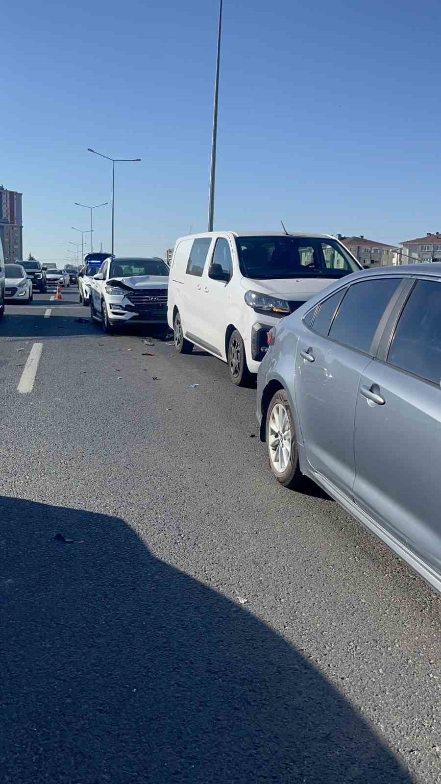 İki ayrı yerde 8 ara&ccedil;lı zincirleme kaza: 3 yaralı