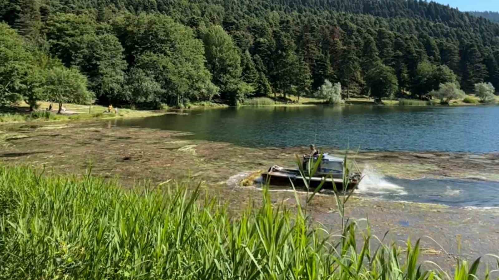 Bolu’nun doğa harikası Gölcük Tabiat Parkı’nın göl yüzeyi temizleniyor