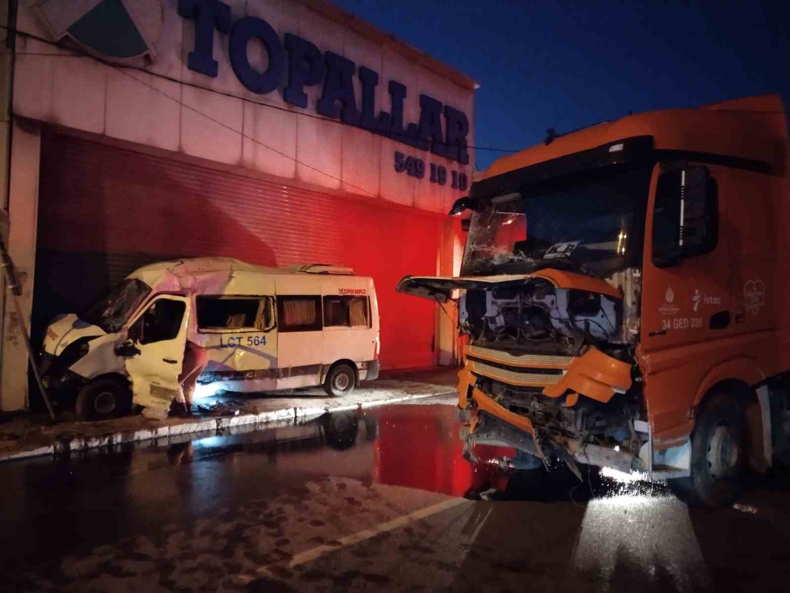 &Uuml;mraniye&rsquo;de servis minib&uuml;s&uuml; ile İSTA&Ccedil; kamyonu &ccedil;arpıştı: 2 yaralı