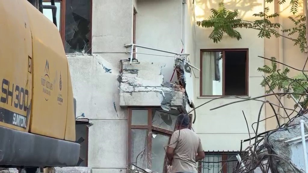 Küçükçekmece’de yıkımı yapılan binanın duvarı yan apartmanın üzerine devrildi